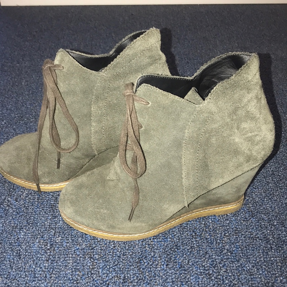 SUEDE GRAY BOOTIE PUMPS 💫